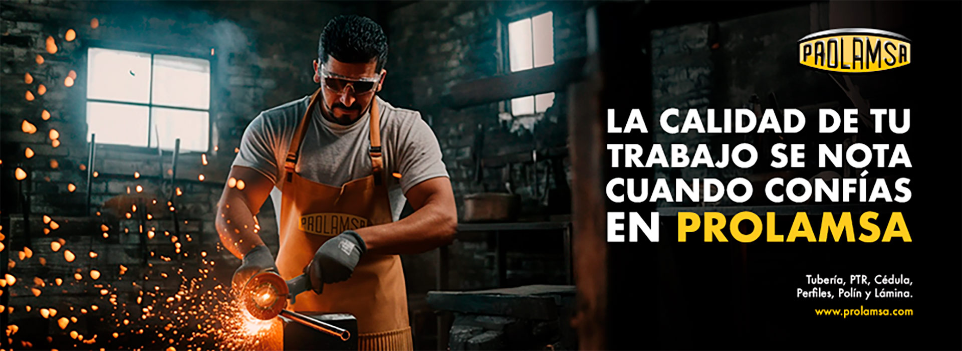 Herrero trabajando con productos de acero PROLAMSA en taller de fabricación metálica