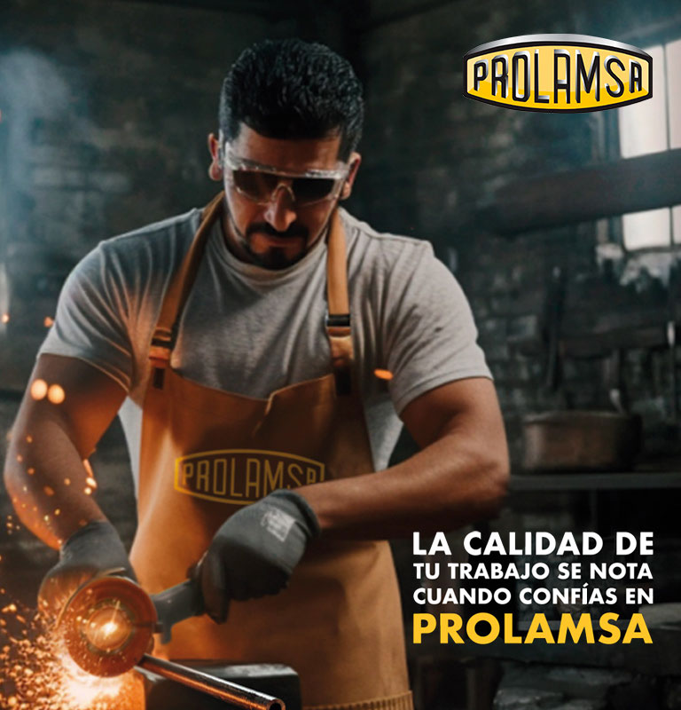 Herrero trabajando con acero PROLAMSA en proceso de fabricación metálica